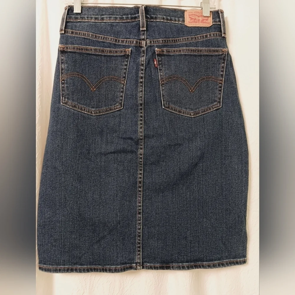 Levi’s snap front denim knee length skirt Size 26